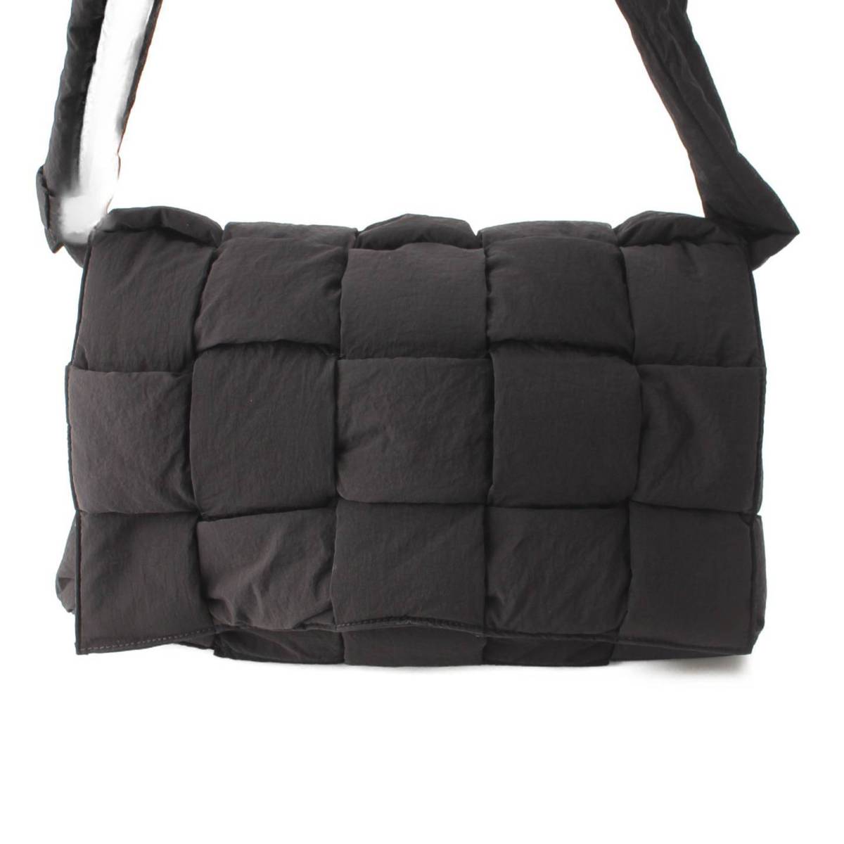 [Bottega Veneta] Bottega Veneta Maxi INTRECCIATO Cassette Crossbody Shoulder Bag 690133 Black [Used] [Authenticated and Guaranteed Authentic] 194104