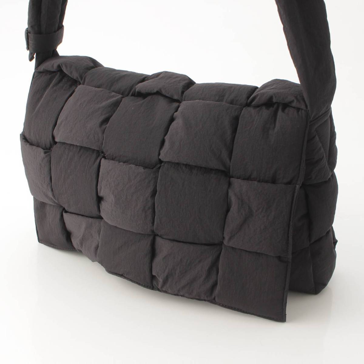 [Bottega Veneta] Bottega Veneta Maxi INTRECCIATO Cassette Crossbody Shoulder Bag 690133 Black [Used] [Authenticated and Guaranteed Authentic] 194104