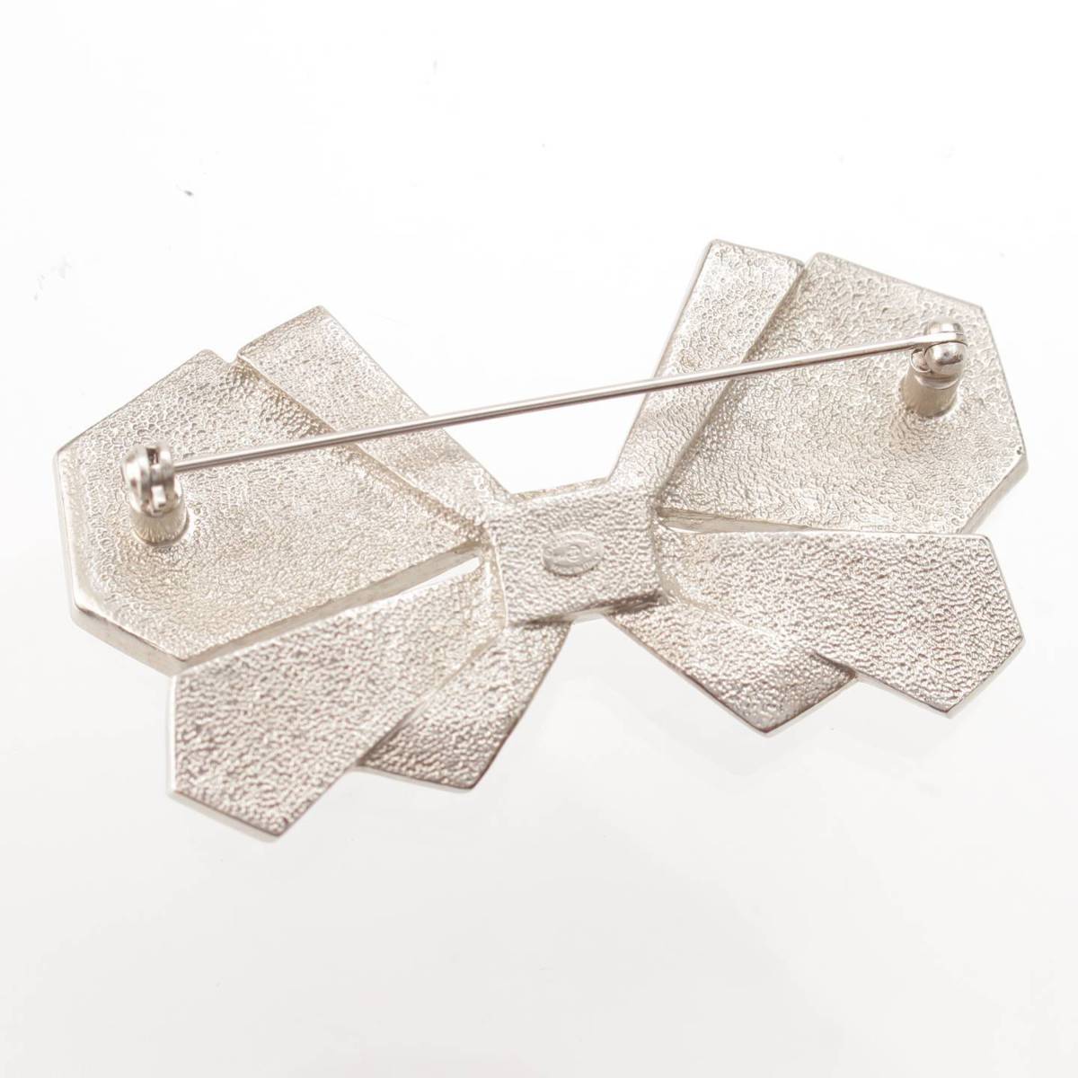 [Chanel] Chanel B14C Metallic Ribbon Motif Rhinestone Brooch Silver [Used] [Authenticated and Guaranteed Authentic] 209986