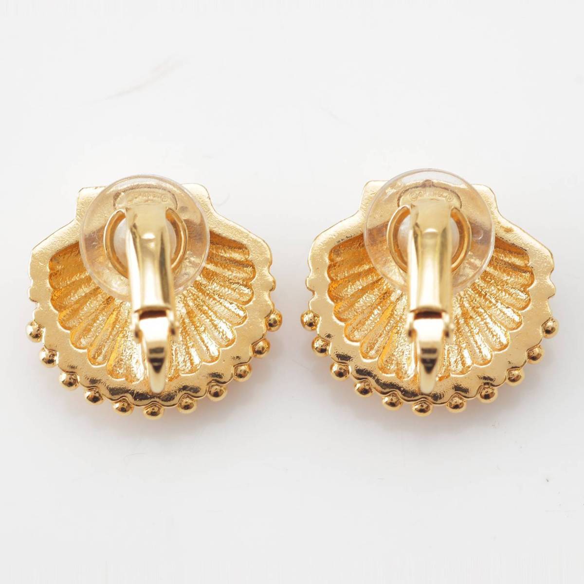 [Chanel] Chanel G23C COCO Mark Rhinestone Bijou Shell Earring Gold Plated Gold [Used] [Authenticated and Guaranteed Authentic] 213257