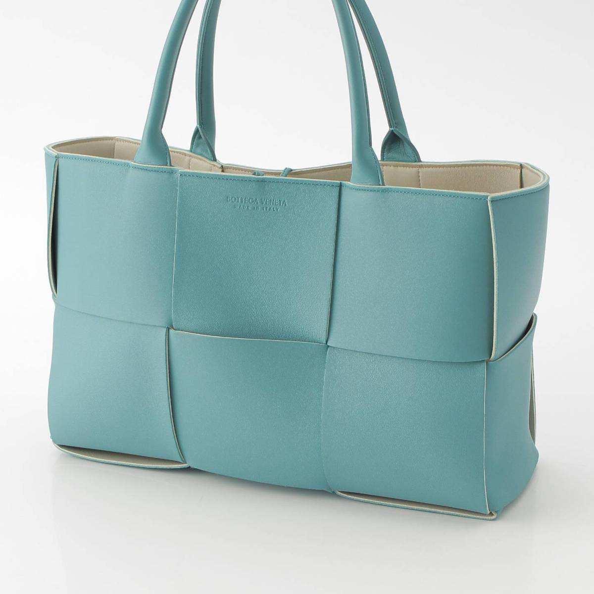 [Bottega Veneta] Bottega Veneta The Arcotote Maxi INTRECCIATO Leather Tote Bag 609175 Light Blue [Used] [Authenticated and Guaranteed Authentic] 213273