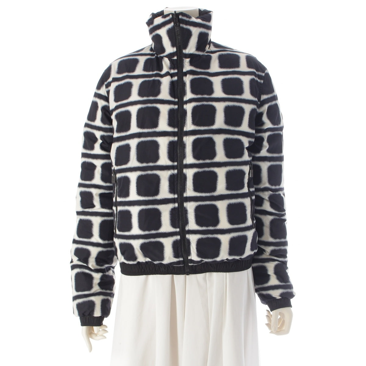 CHANEL Reversible down jacket storage bag Down jacket P31622 Black white navy 38