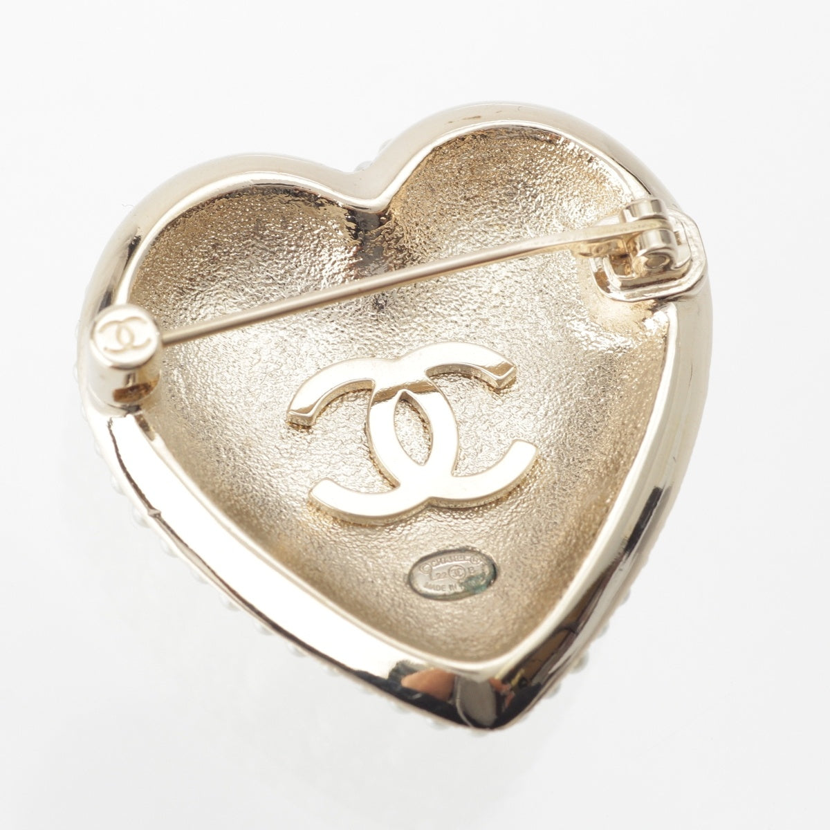 CHANEL L22B COCO Mark Rhinestone Pearl Heart Corsage Brooch Accessories gold