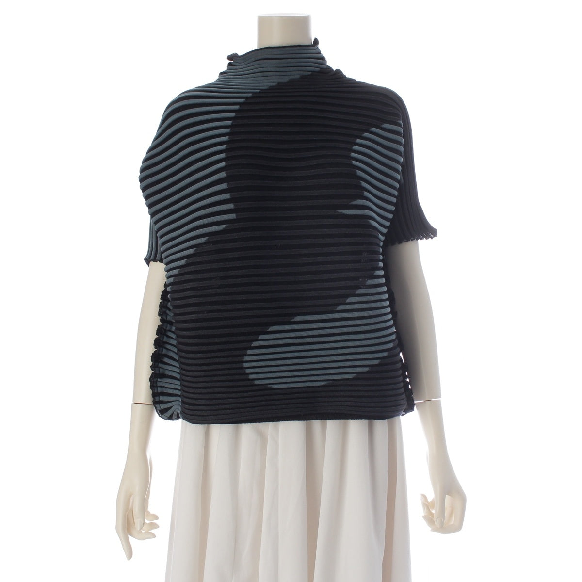 ISSEY MIYAKE Horizontal Pleated Box Silhouette Short Sleeve Cut IM33KN280 Blue x gray 2