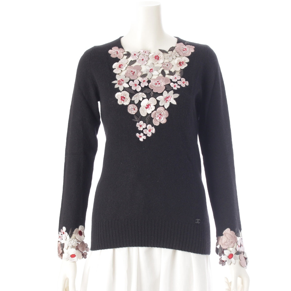 CHANEL cashmere Floral embroidery, sequins, and beads on a crew neck top. sweater P26216 Black pink 38