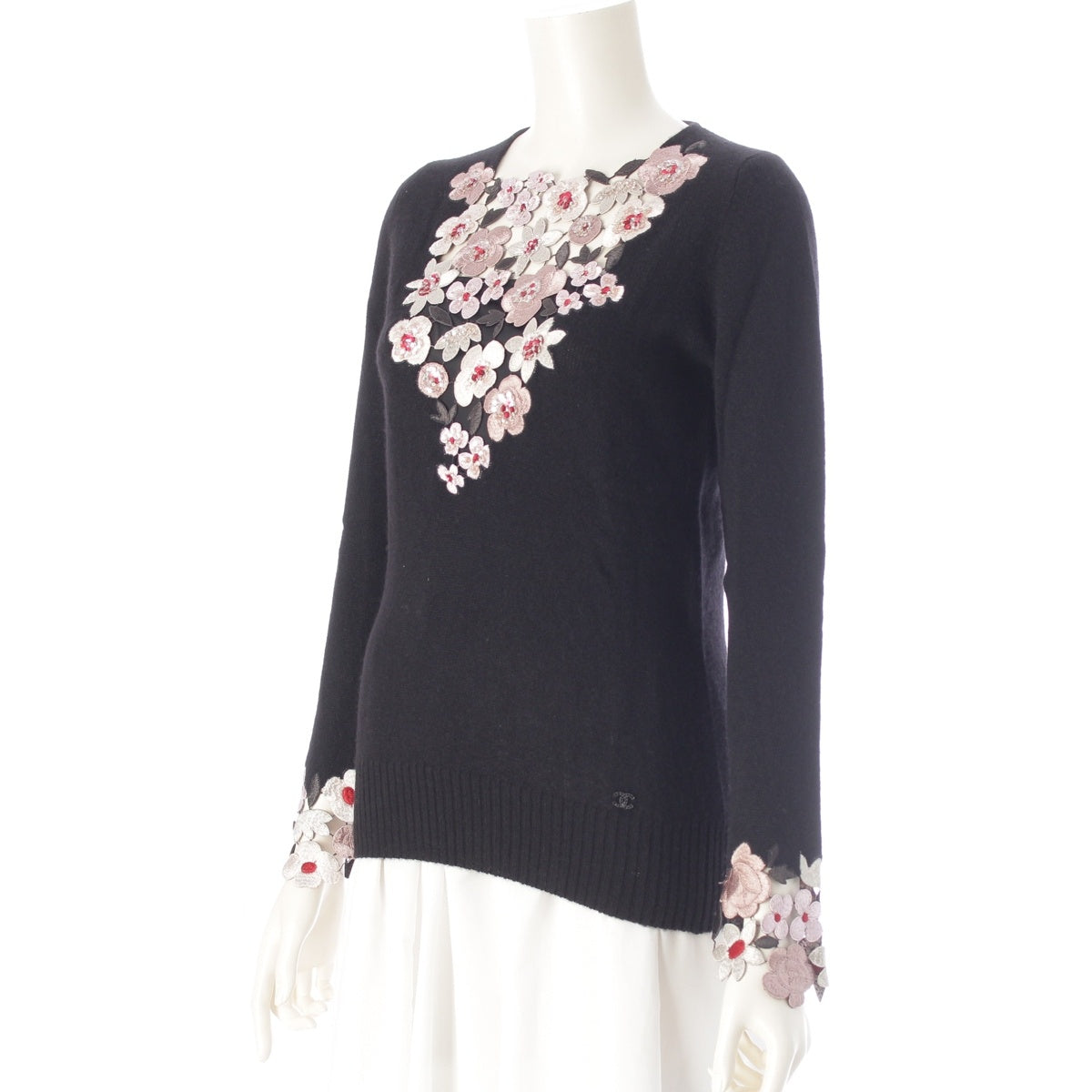 CHANEL cashmere Floral embroidery, sequins, and beads on a crew neck top. sweater P26216 Black pink 38